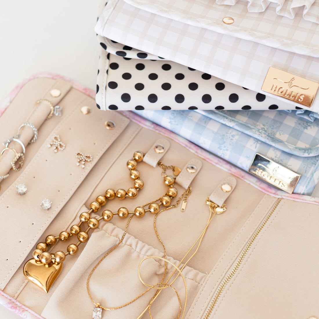 How to Keep Your Jewelry Organized While Traveling